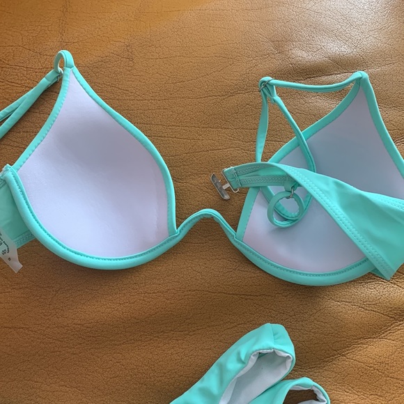 Bikinis - Picture 10 of 16